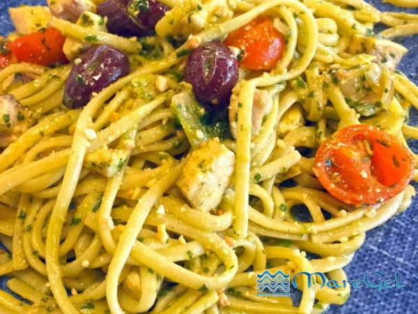 Linguine con pesce spada mandorle e pecorino